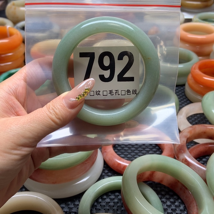 石英质玉手镯未镶嵌F***s