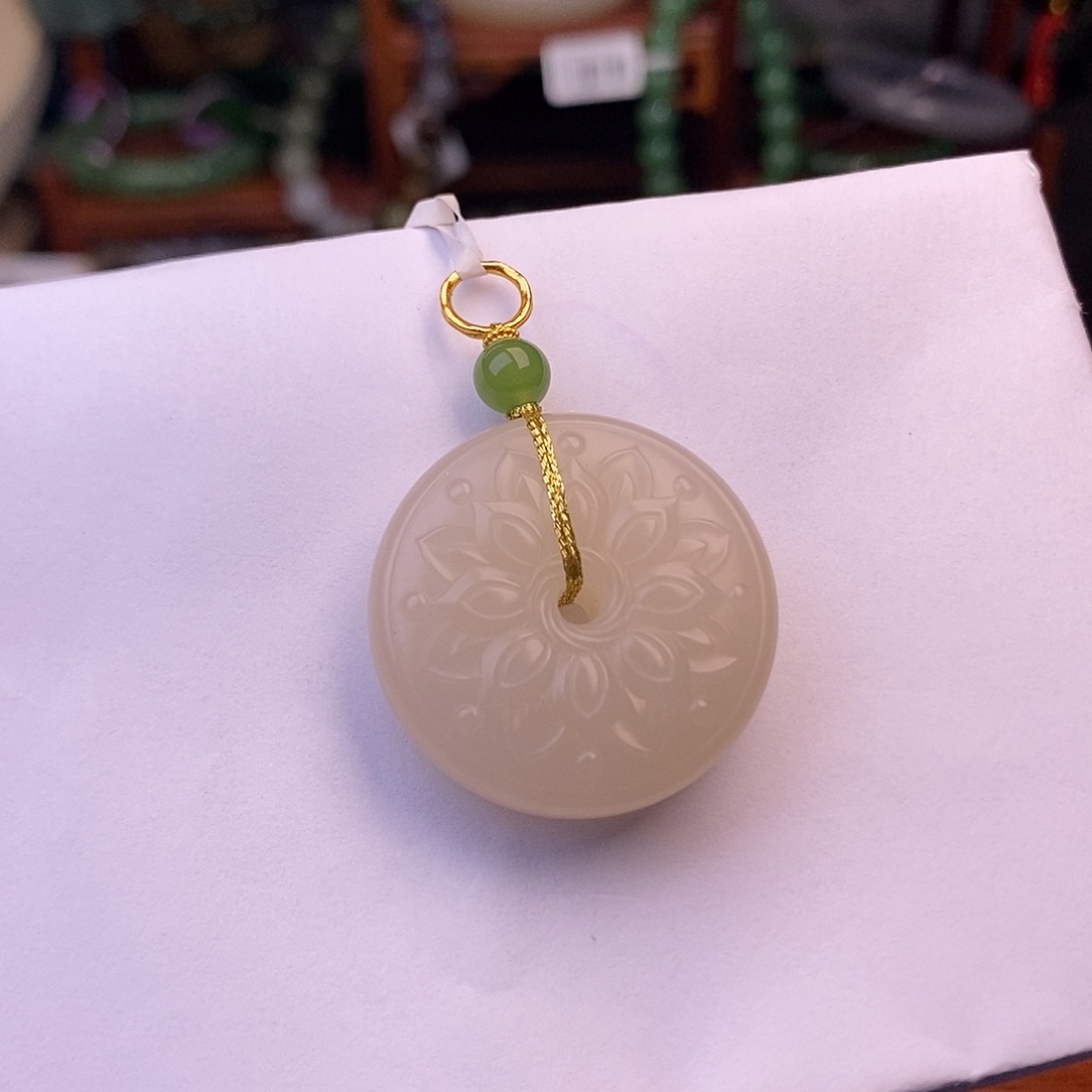 和田玉清货价熟藕粉红粉莲花扣未镶嵌