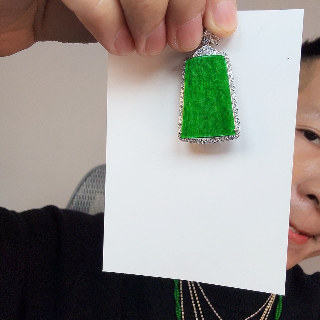 翡翠未镶嵌颈饰一件