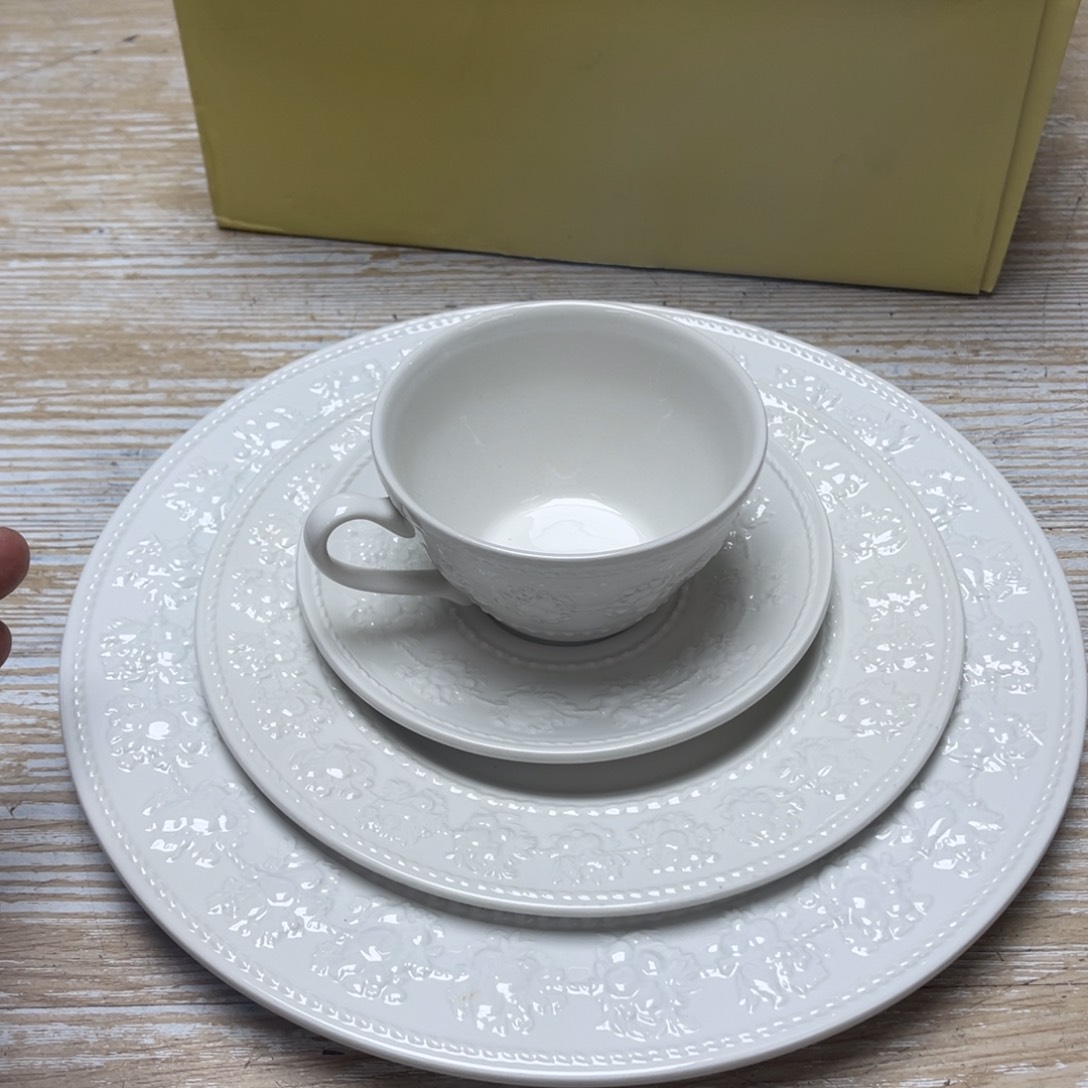 瓷片密密麻麻的一个人