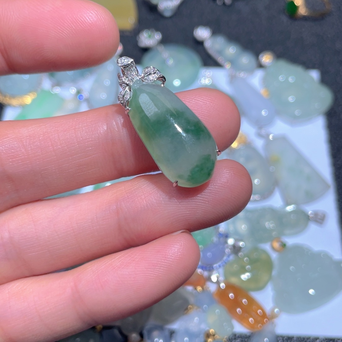 翡翠颈饰18K金镶嵌翡翠