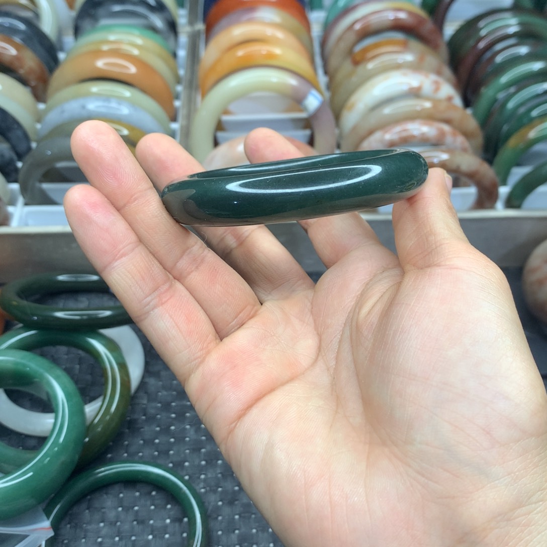 石英质玉手镯未镶嵌小**呢1