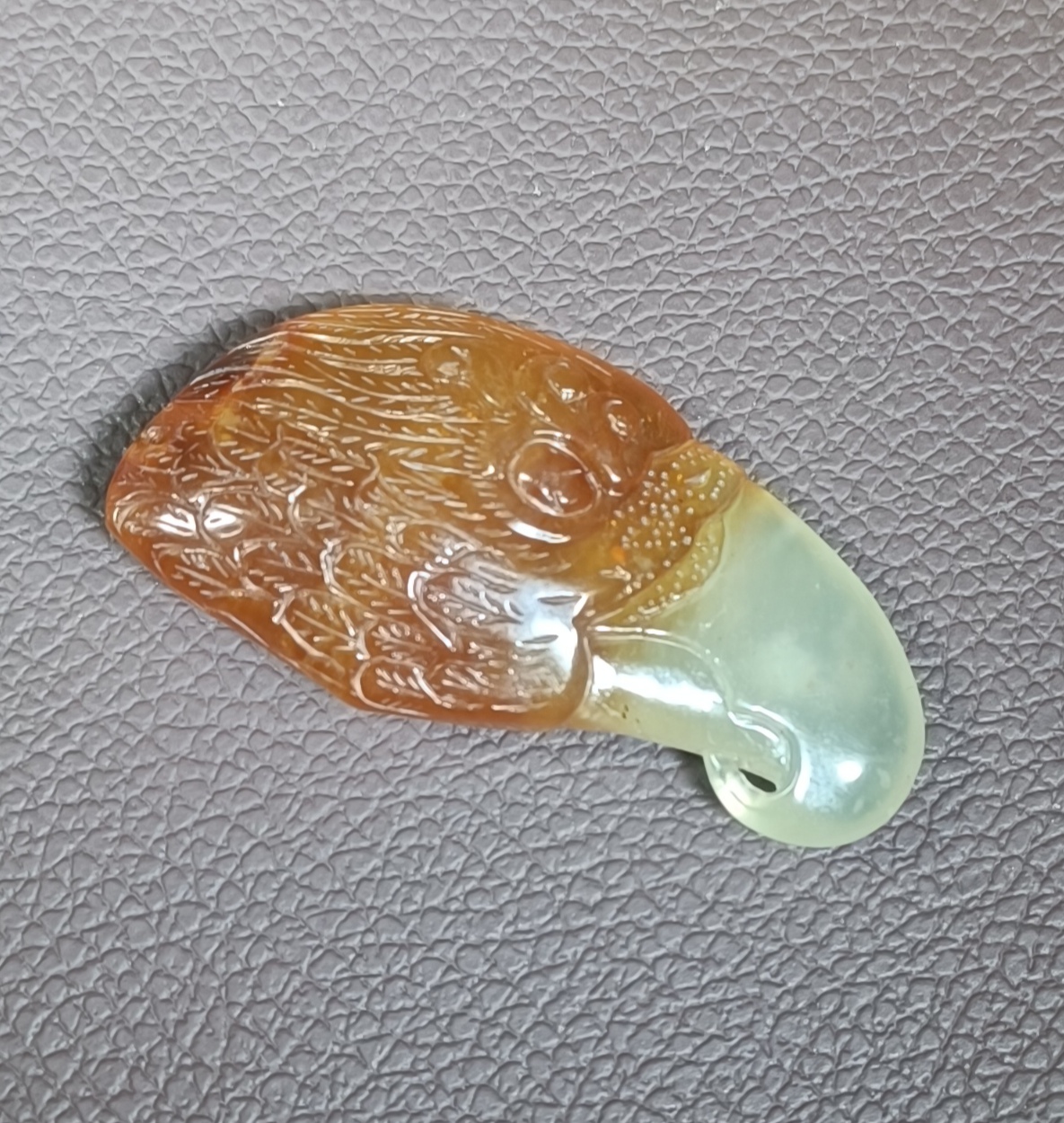 花玉挂件，俏色巧雕