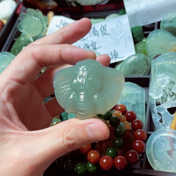 蛇纹石玉颈饰未镶嵌