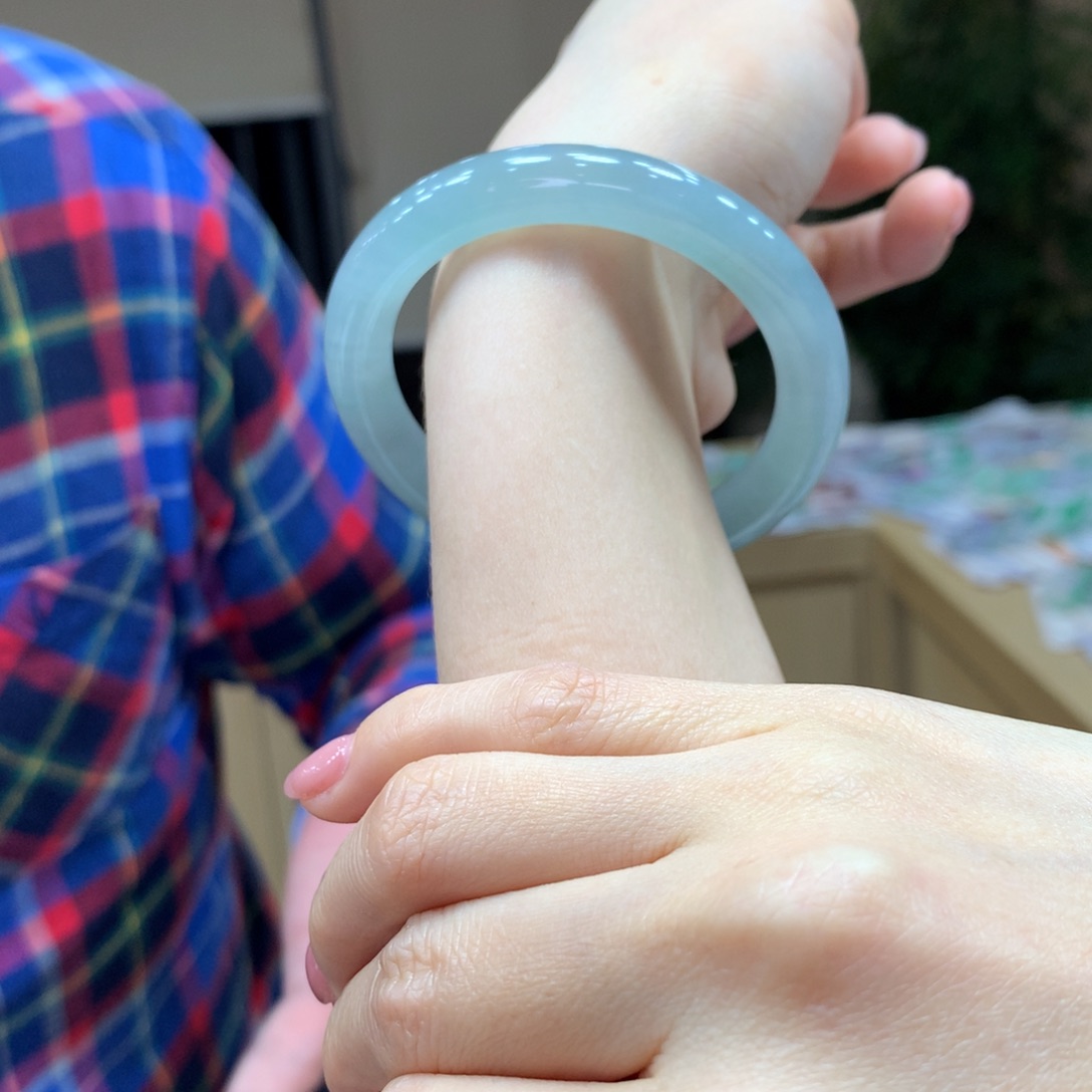 翡翠手镯未镶嵌不退不换