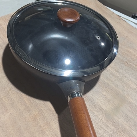 微瑕，明火，口径24高9黑色带盖，