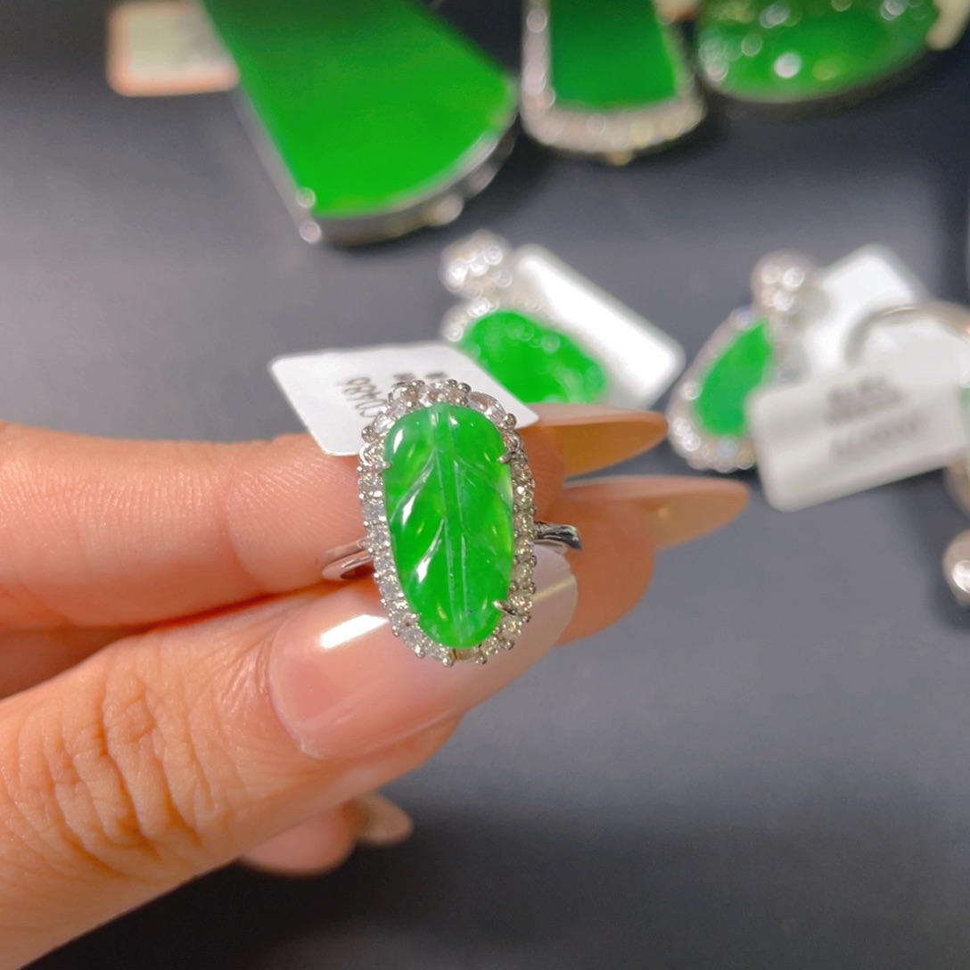 【闪购商品】颈饰银S925镶嵌翡翠马**胎翡翠