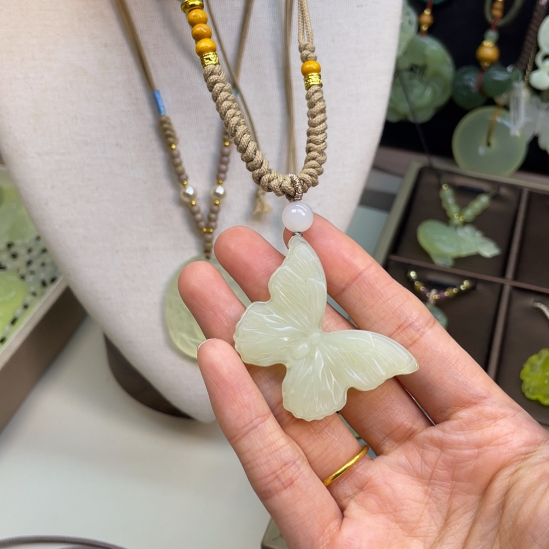 蛇纹石玉未镶嵌颈饰