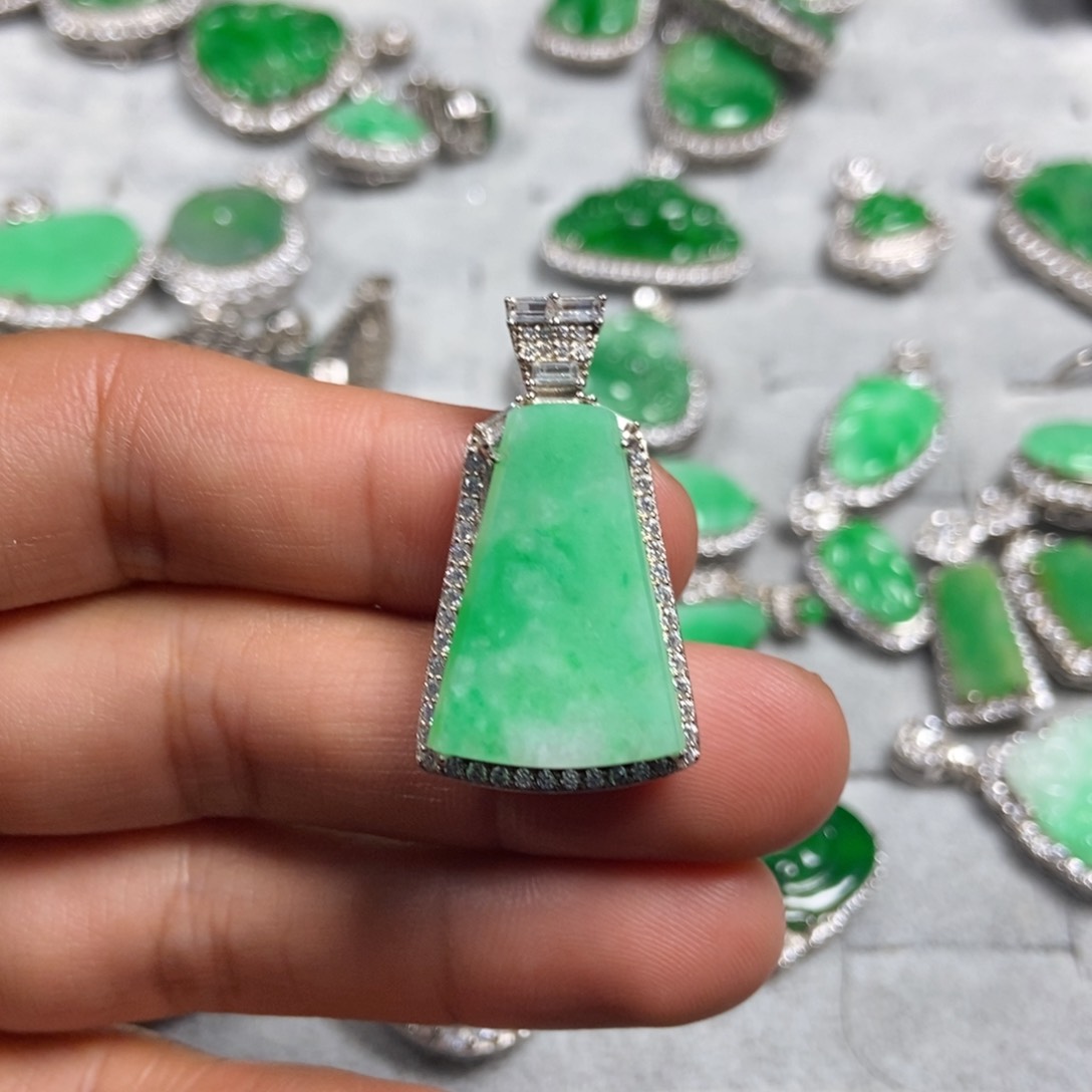 翡翠颈饰未镶嵌无事牌