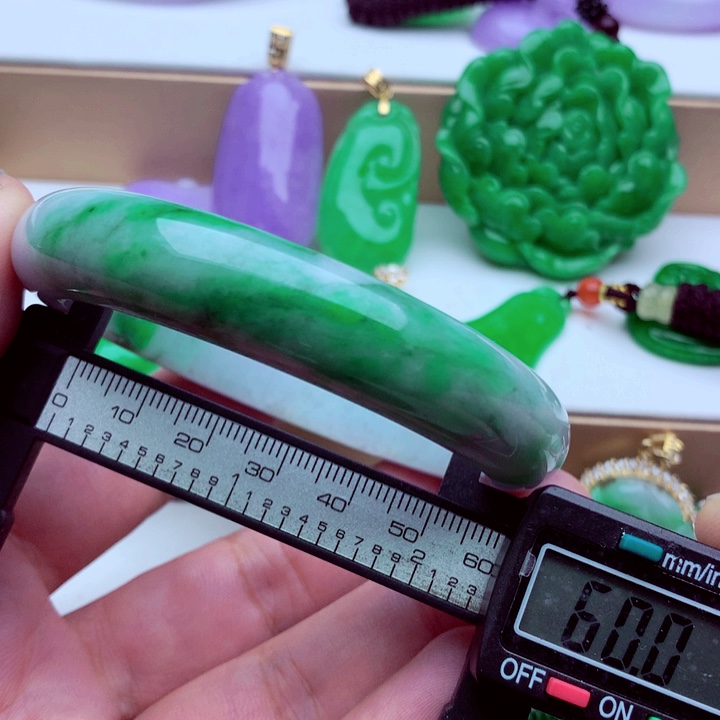 翡翠未镶嵌手镯…．．