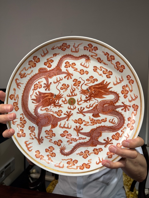 矾红双龙戏珠纹大盘子