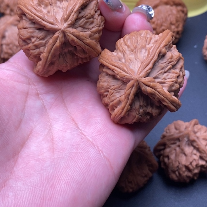 文玩核桃吊坠七*四棱