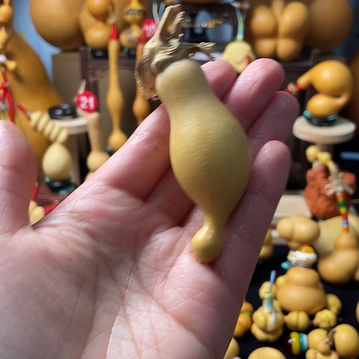 雾***人葫芦丝老师在讲台旁等