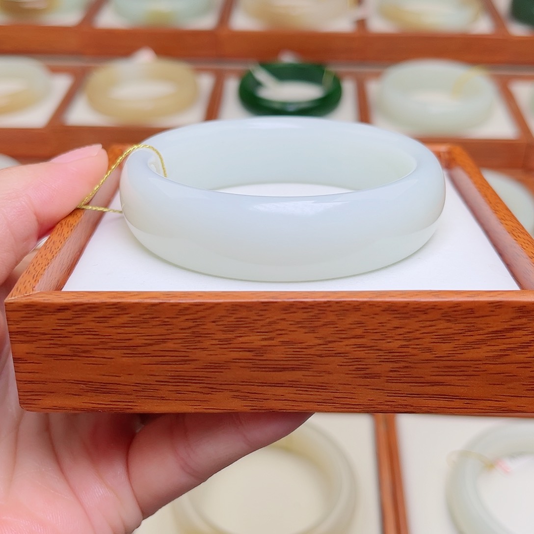 和田玉手镯未镶嵌56.5