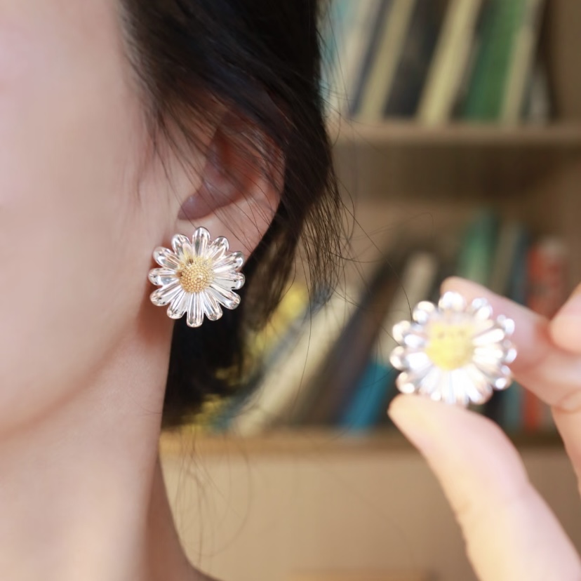 铜合金耳饰 H477小雏菊耳钉春日小花无耳洞蚊香盘耳夹气质百搭