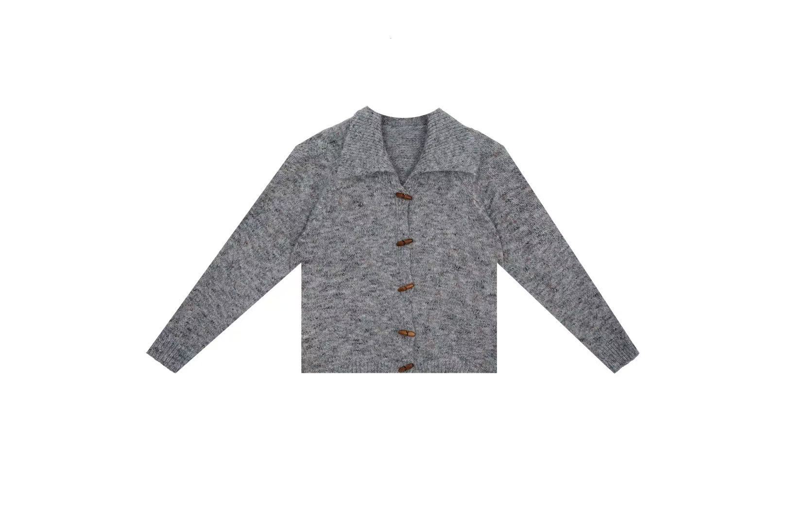 鑫燃KIKI 绵羊毛俏皮牛角扣针织衫 9397 BSG （F）