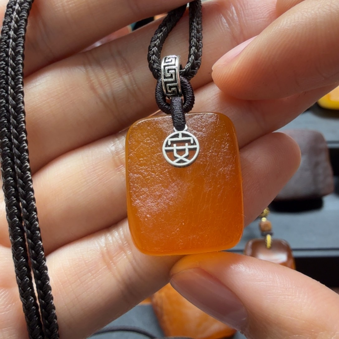 琥珀吊坠(赠链)未镶嵌