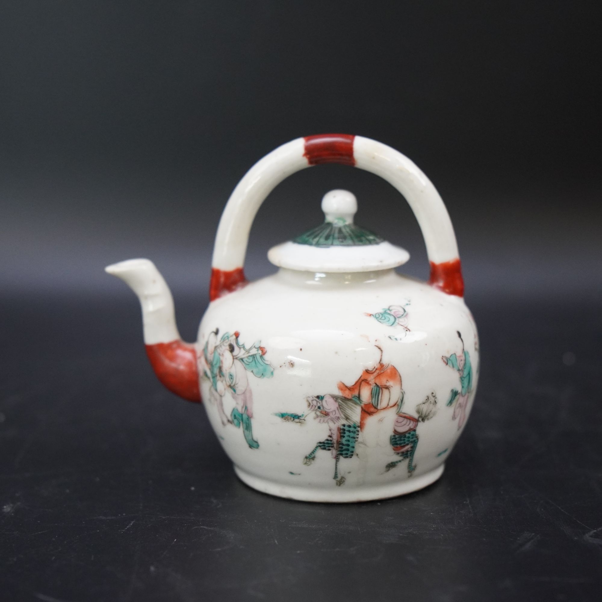 Lot.25090757清同治粉彩人物故事提梁壶 高：约10.9cm