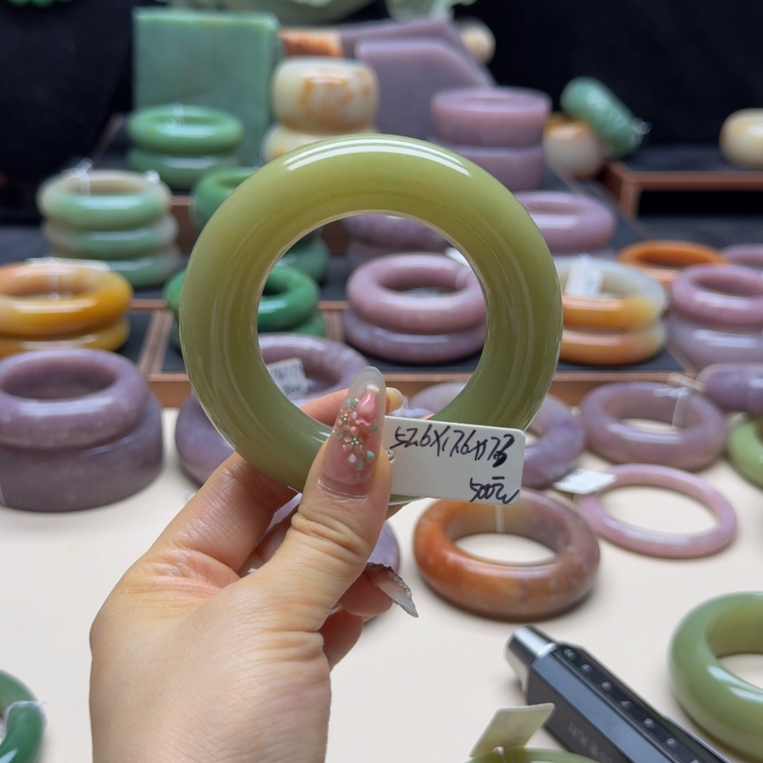 平***奇石英质玉未镶嵌手镯