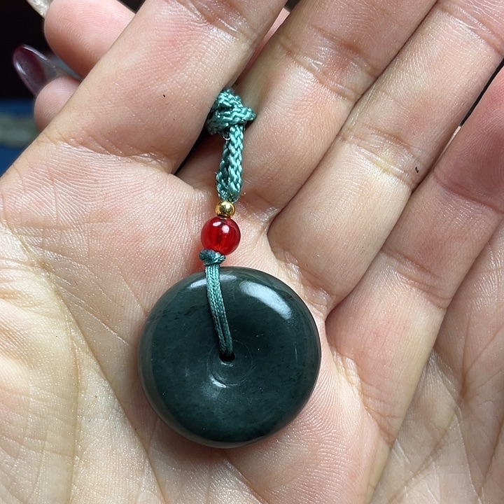 和田玉颈饰未镶嵌长**者