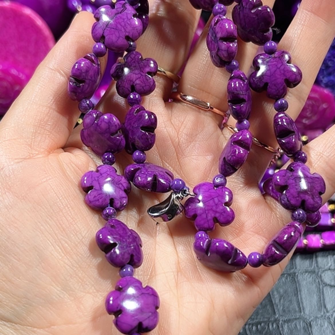 【闪购商品】玻璃成品舒具石老油料花花项链泥地丝绒老油紫高货