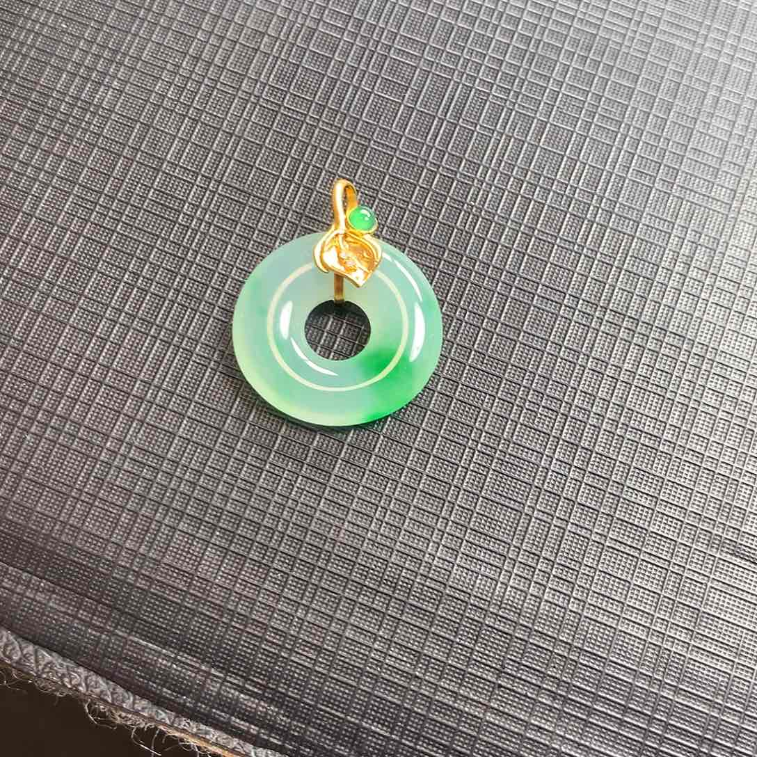 翡翠颈饰18K金镶嵌翡翠