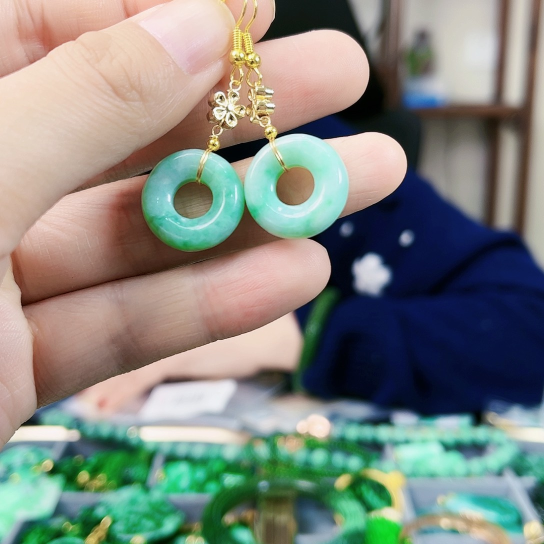 翡翠颈饰未镶嵌耳饰多样性