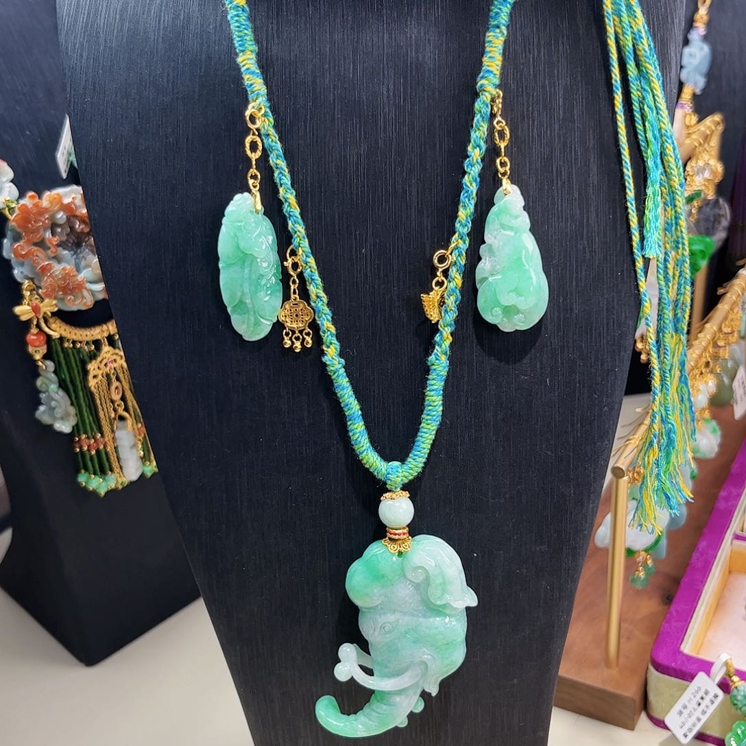 【闪购商品】翡翠吊坠(赠链)未镶嵌太平有象