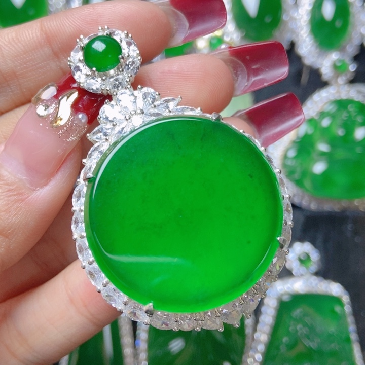 翡翠颈饰银S925镶嵌18。