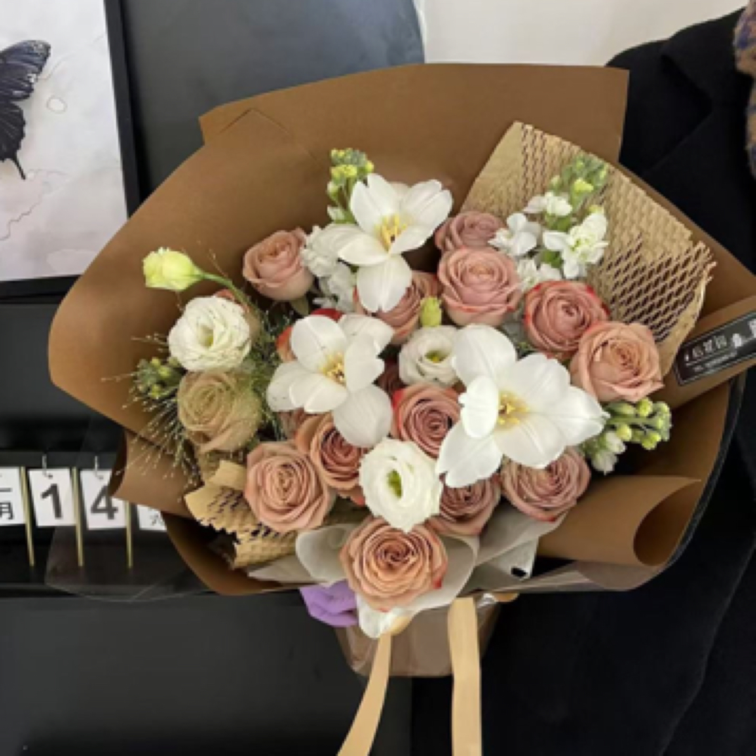 珍藏每一个瞬间15支卡布奇诺3支白郁金香桔梗混搭花束