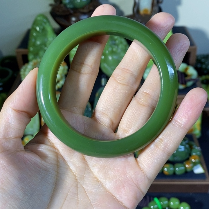 未镶嵌手镯和田玉盛**国