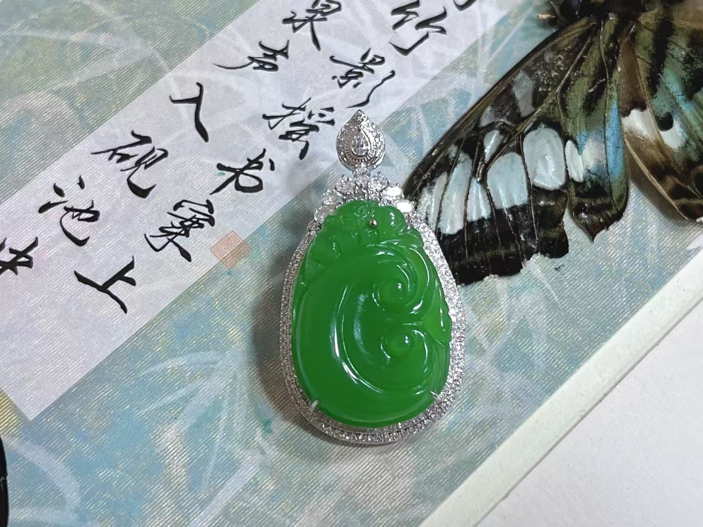 和田玉碧玉苹果绿白金镶嵌如意吊坠。31:24