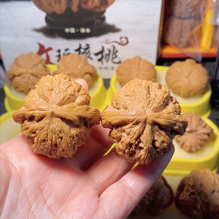 文玩核桃把件粗筋精对。44.5