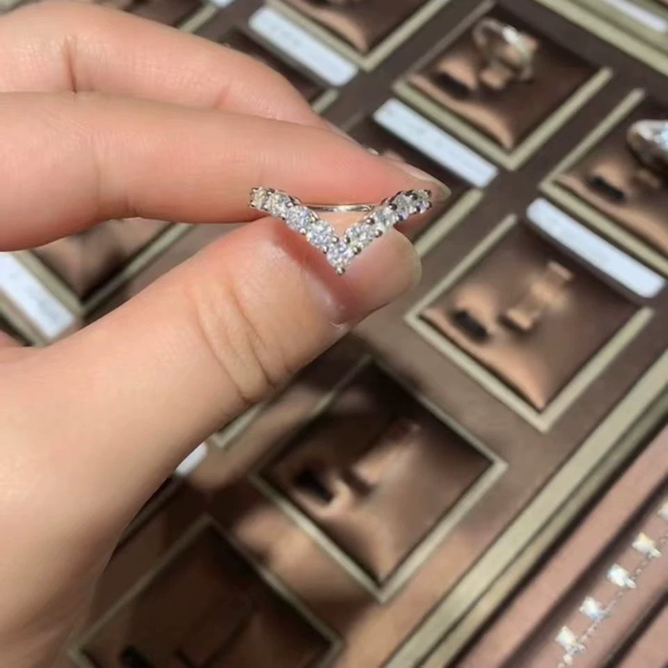 925银莫桑石银制品 （大V排戒）气质百搭个性精致时尚轻奢镶嵌镶钻