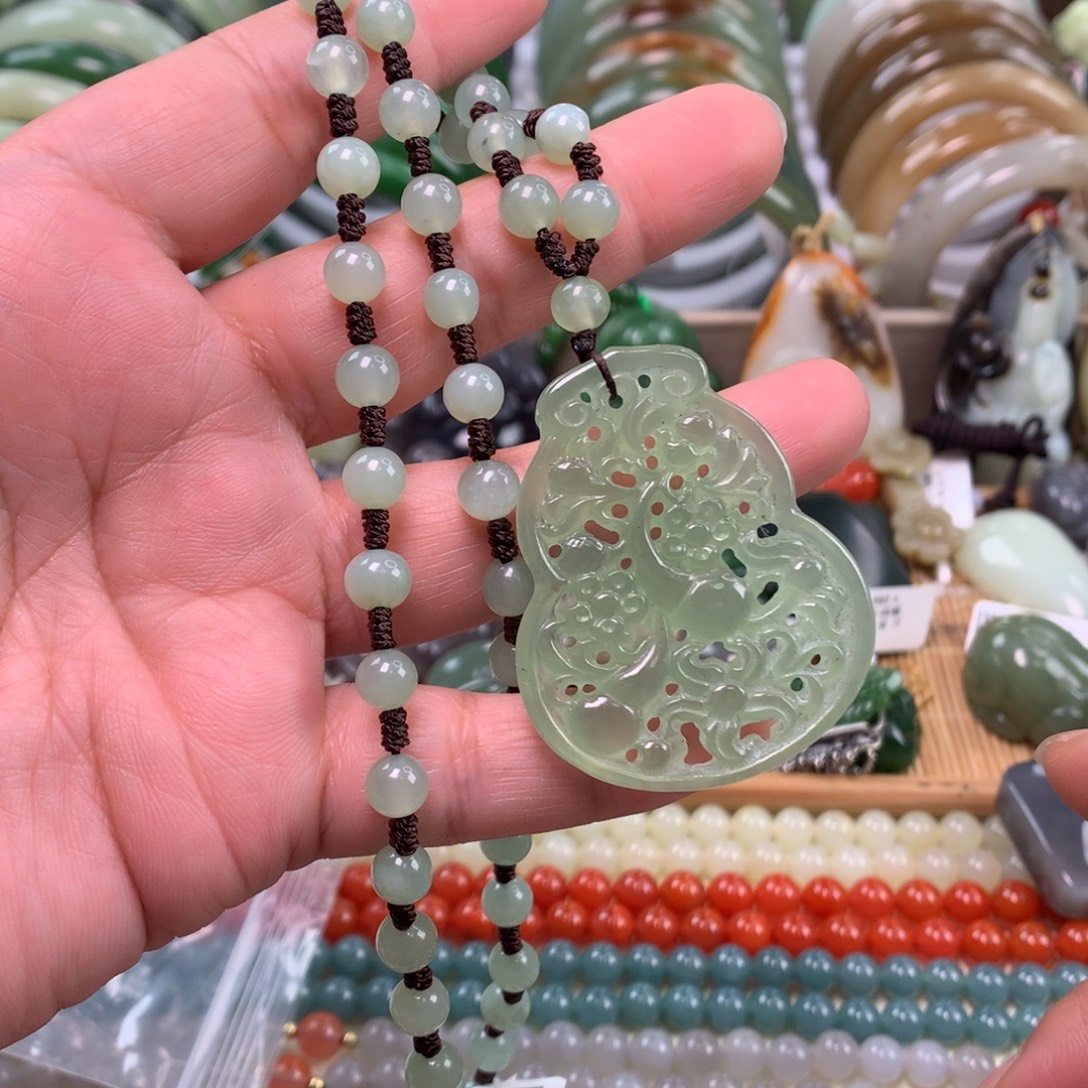 岫玉未镶嵌颈饰吊坠