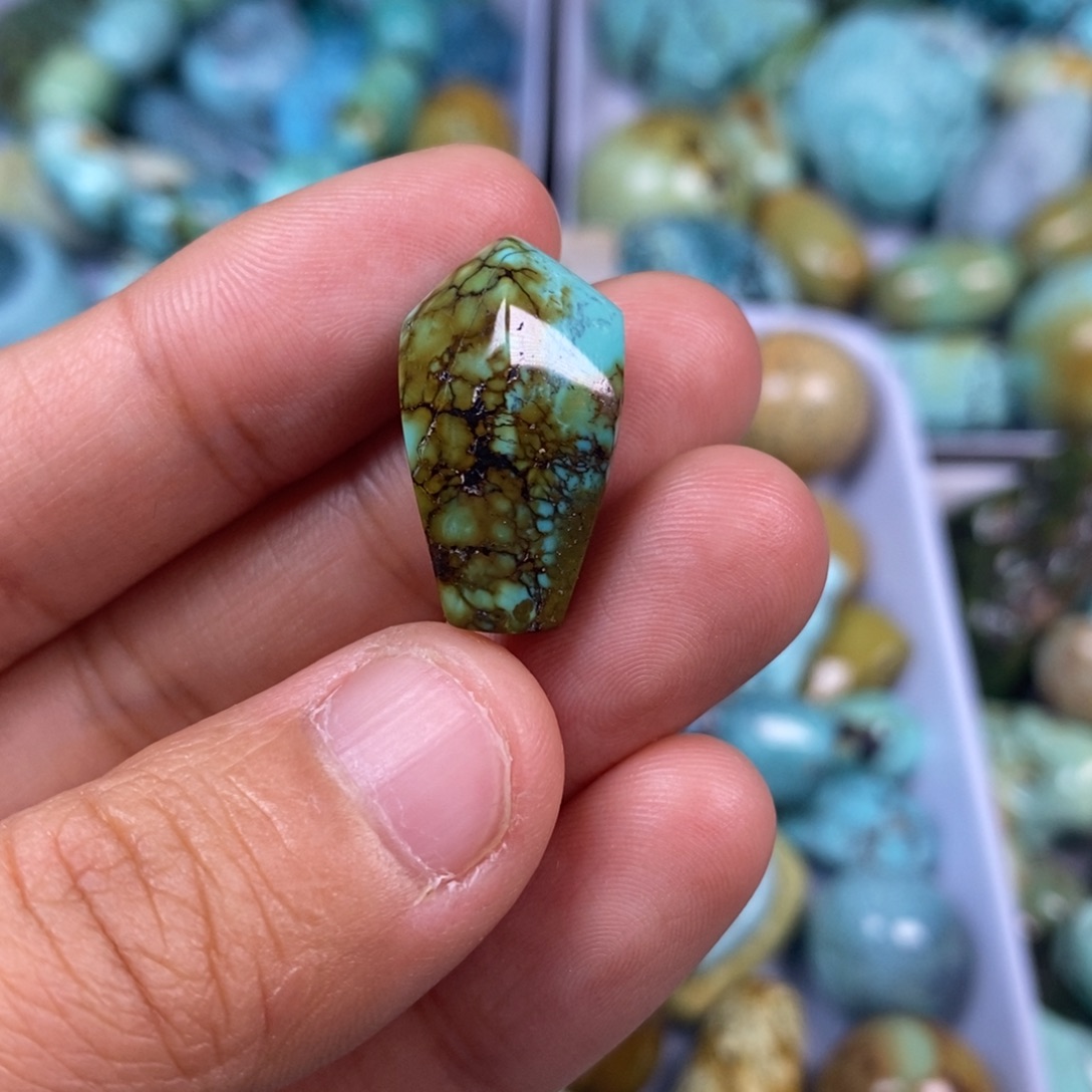 绿松石未镶嵌颈饰