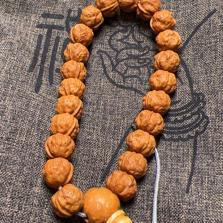 猴头核桃手串拉开