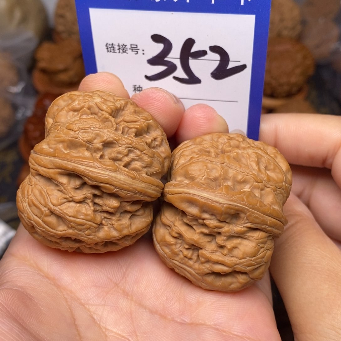 文玩核桃把件冰*元宝全品42。 352