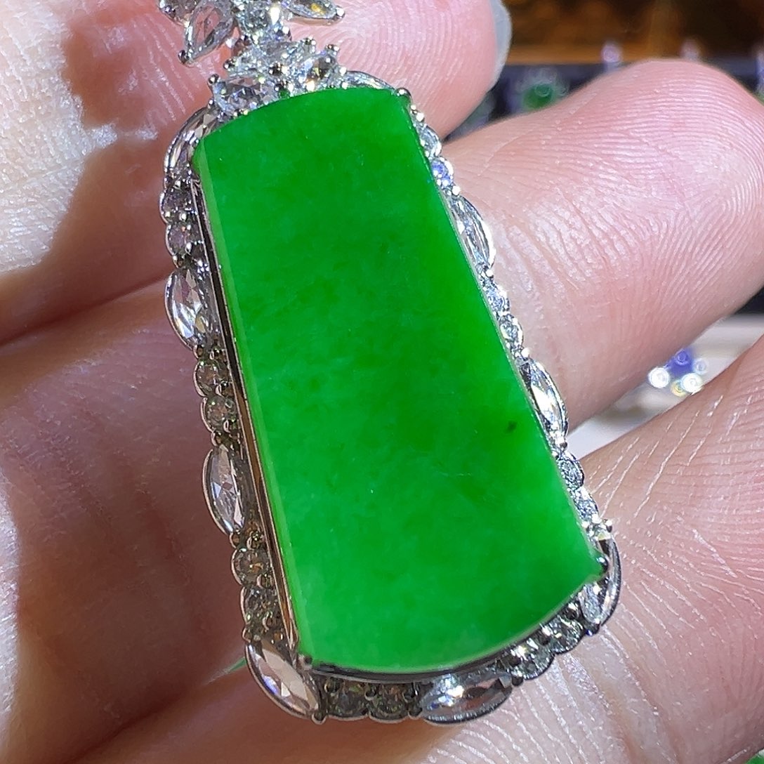 翡翠吊坠(赠链)18K金镶嵌满色正阳绿无事牌