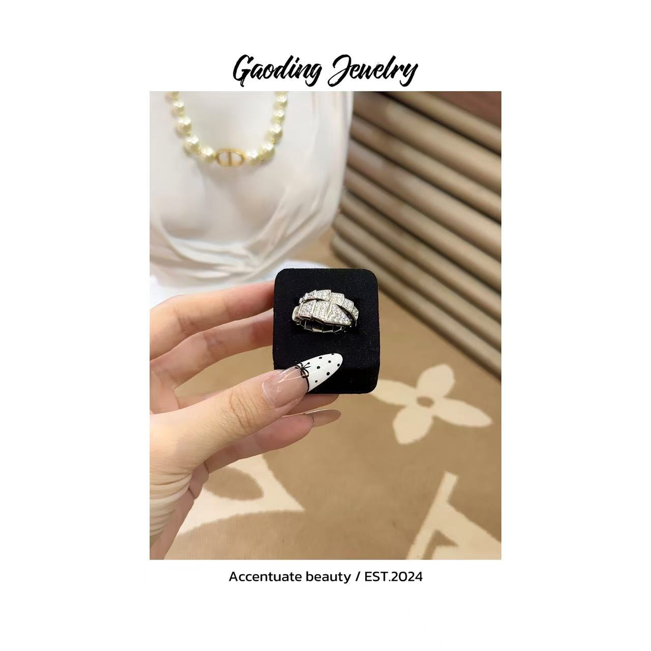 《卡尼亚》 蛇状 指 2024轻奢窄版满钻时尚气质百搭情侣围巾欧美