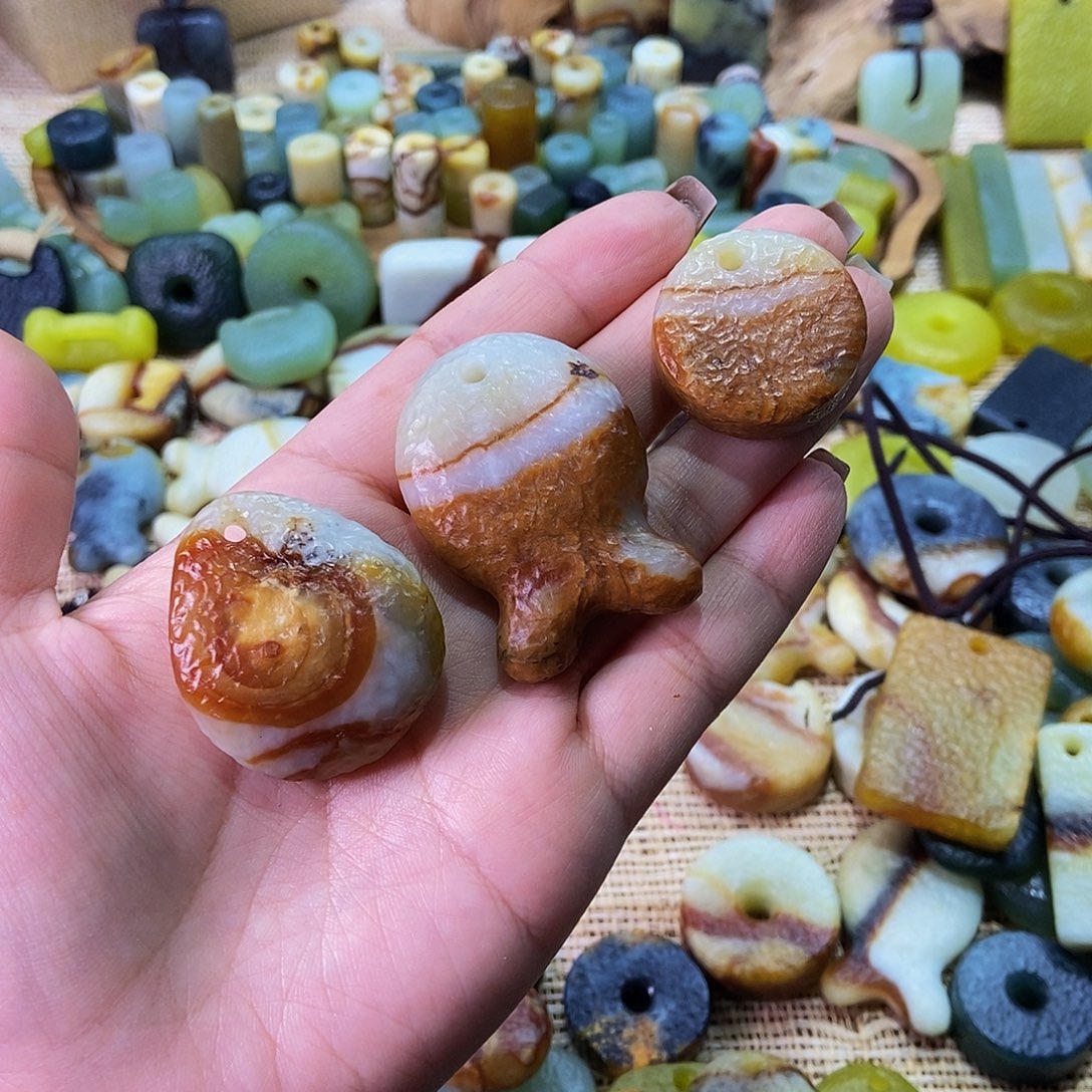 未镶嵌蛇纹石玉挂件浮*丶