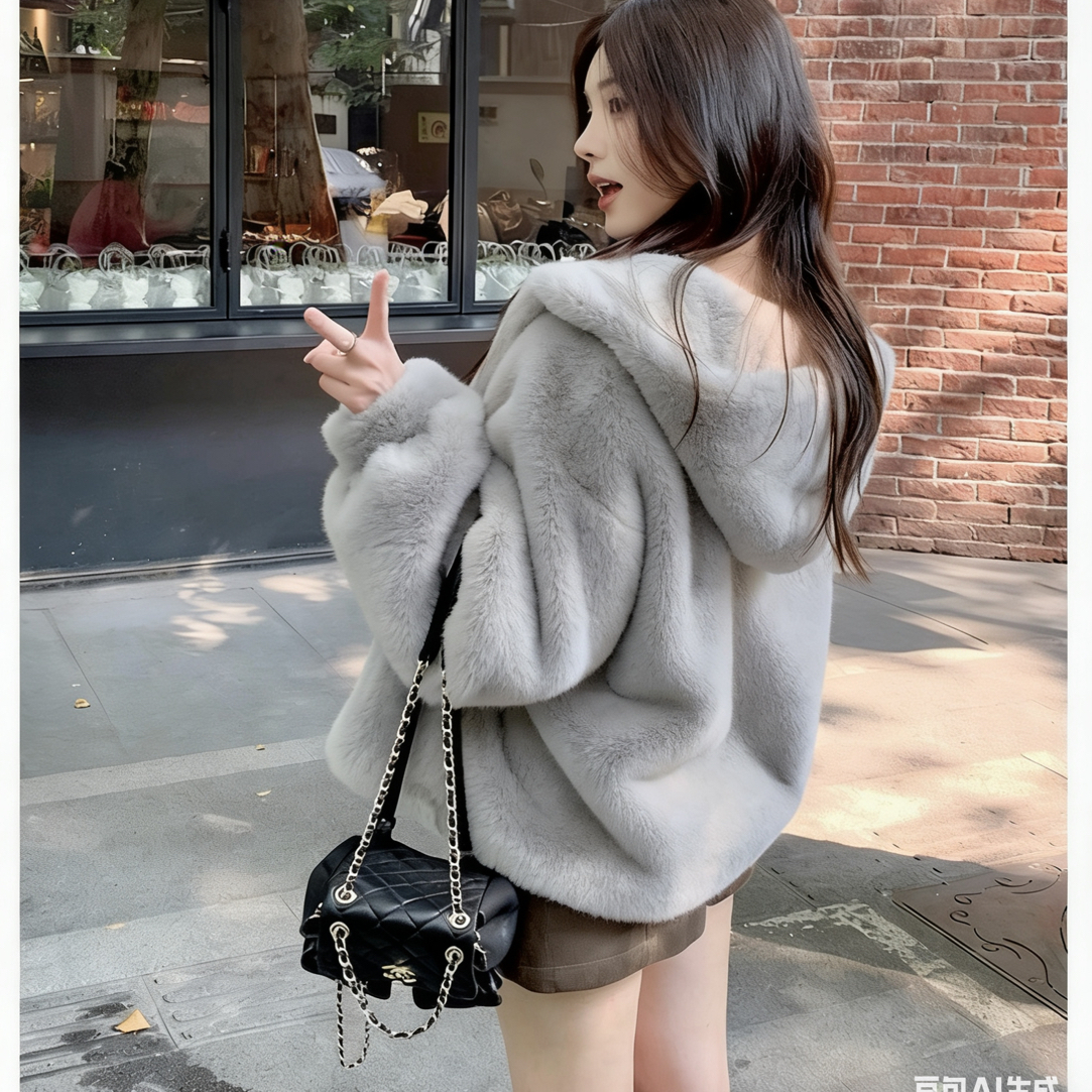 灰色连帽拉链款毛毛外套