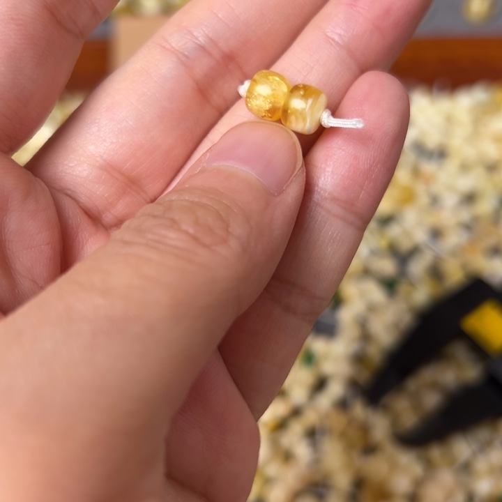 蜜蜡未镶嵌裸石6.6mm一对