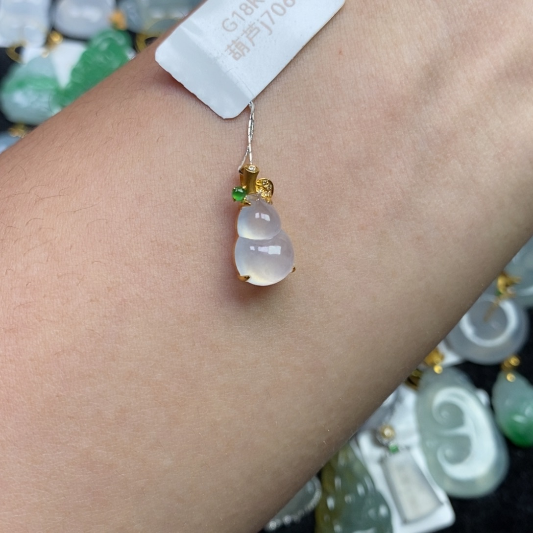 翡翠18K金镶嵌颈饰葫芦