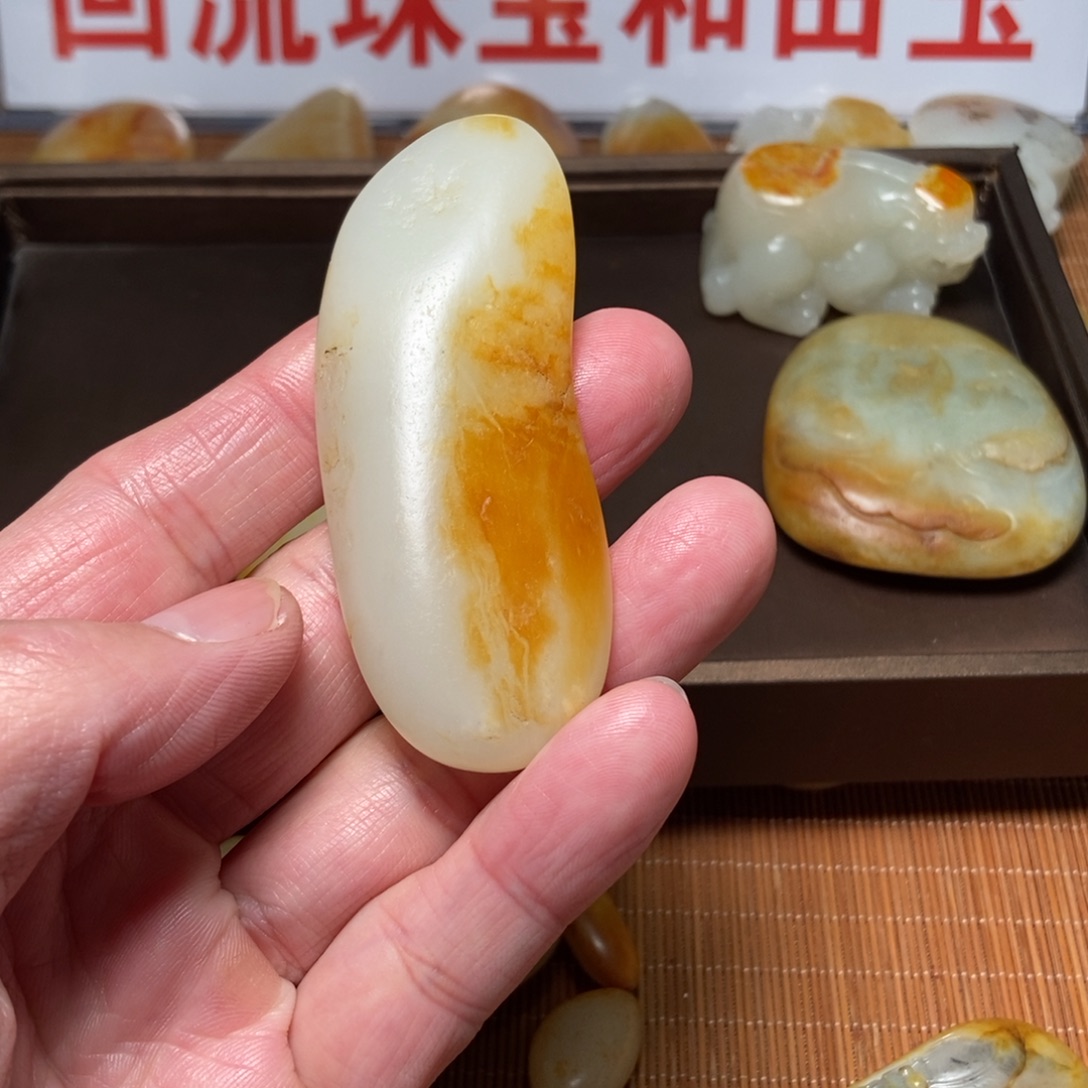如***缘和田玉未镶嵌颈饰