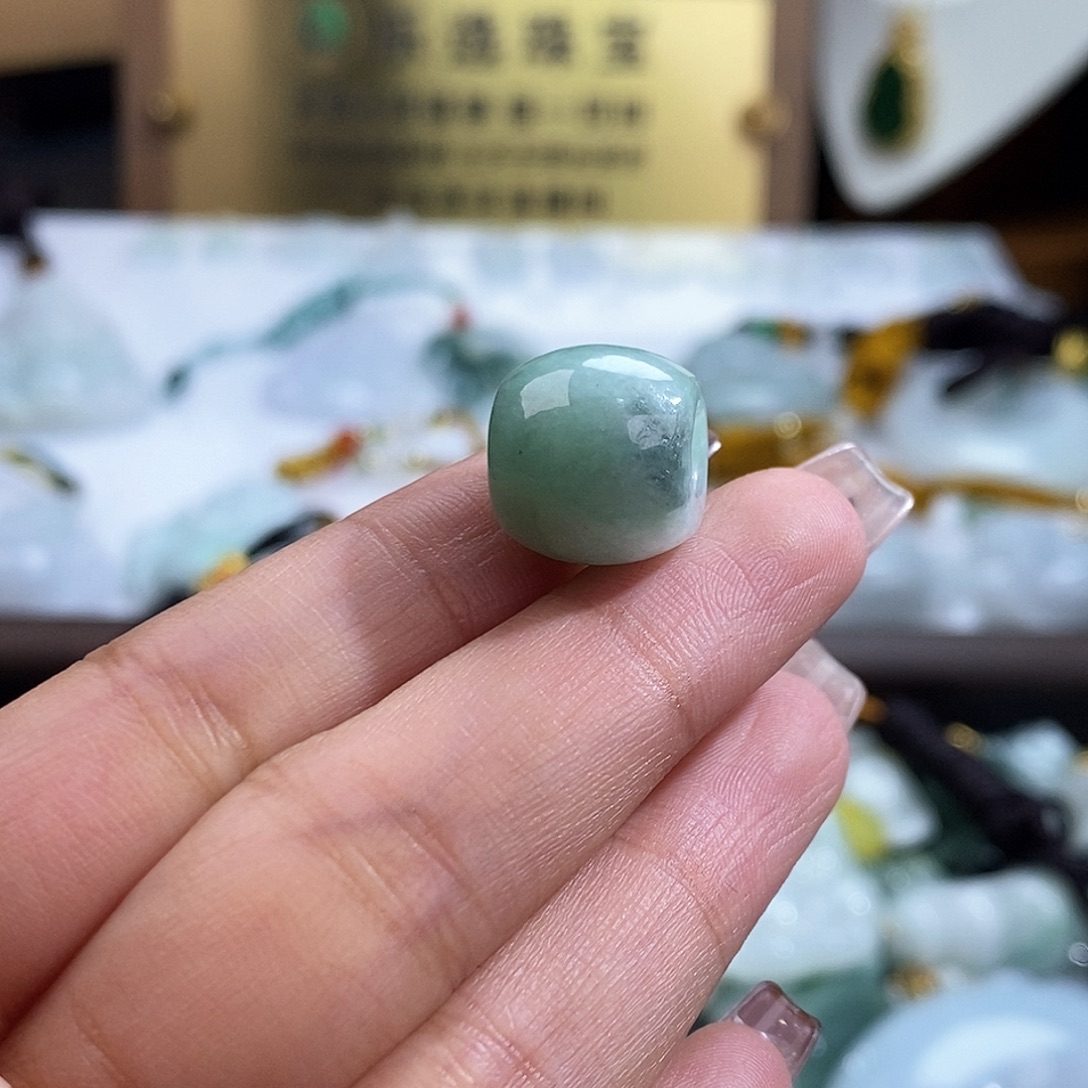 翡翠未镶嵌颈饰7574