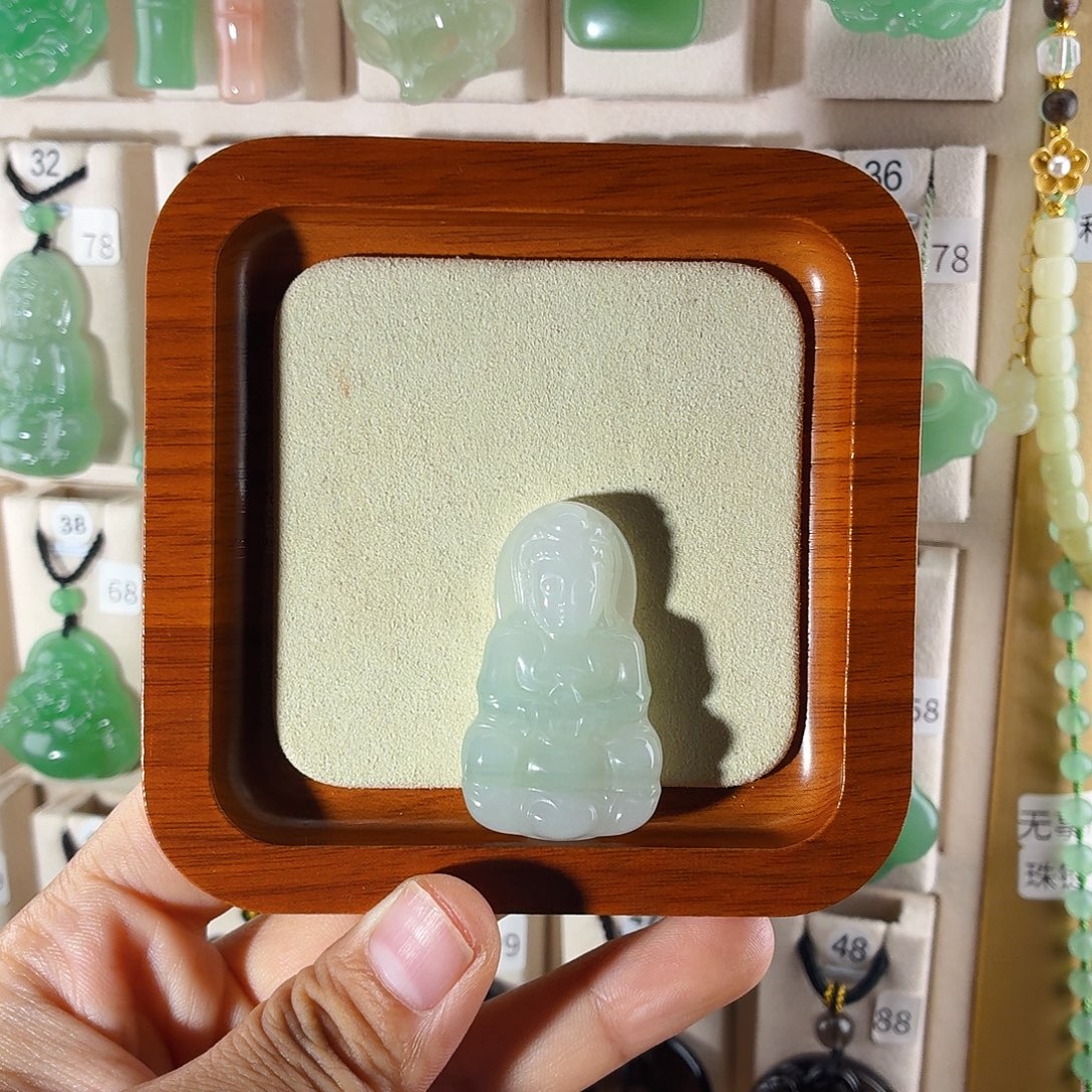 U***俊石英质玉（金丝玉）未镶嵌颈饰