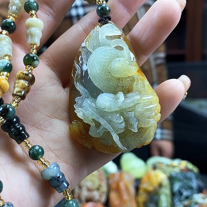 蛇纹石玉吊坠未镶嵌