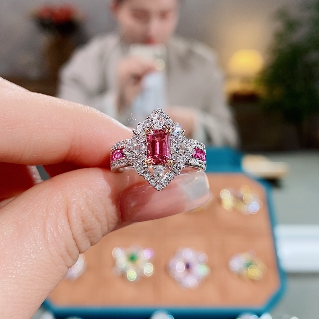 碧玺戒指18K金镶嵌0.7ct