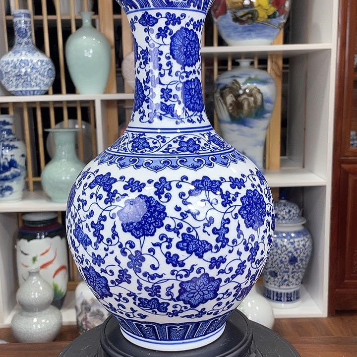 摆件仿古青花缠枝莲尚瓶